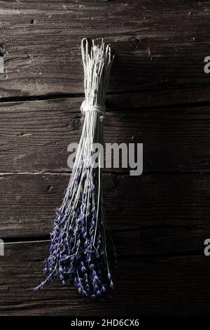 Lavendel mit Holzlöffel auf einem Holzhintergrund Stockfoto