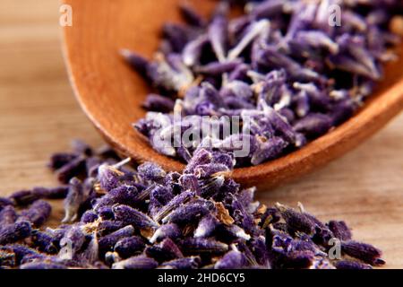 Lavendel mit Holzlöffel auf einem Holzhintergrund Stockfoto
