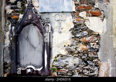 Grabstein auf dem alten Friedhof in Bissago am Lago Maggiore, Tessin, Schweiz Stockfoto