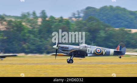 Supermarine Spitfire hebt an der Flying Legends Air Display in Duxford ab Stockfoto