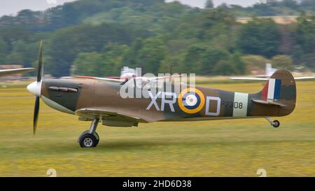 Supermarine Spitfire hebt an der Flying Legends Air Display in Duxford ab Stockfoto