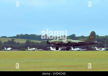 Die Sally-B Boeing B17 landet während der Flying Legends-Ausstellung in Duxford Stockfoto