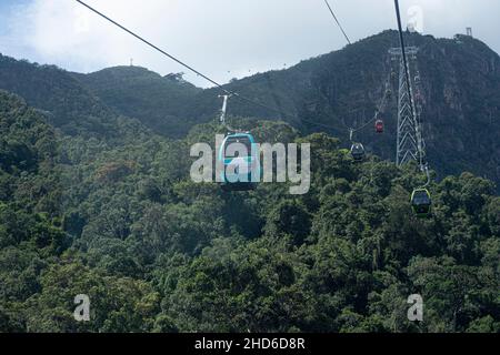 Langkawi Island, Malaysia: 6. Nov 2021 - Seilbahnen, die Passagiere auf und ab den Berg befördern Stockfoto