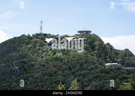 Langkawi Island, Malaysia: 6. Nov 2021 - Seilbahnen, die Passagiere auf und ab den Berg befördern Stockfoto