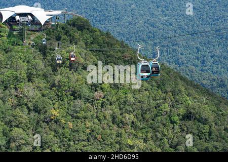 Langkawi Island, Malaysia: 6. Nov 2021 - Seilbahnen, die Passagiere auf und ab den Berg befördern Stockfoto