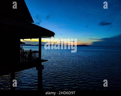 Langkawi Island, Malaysia: 5. Nov 2021 - Blick auf den Sonnenuntergang vom Balkon des Chalets Stockfoto