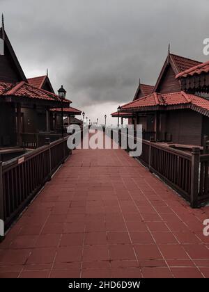 Langkawi Island, Malaysia: Nov 5, 2021 - Reihe von Holzchalet im Resort Stockfoto