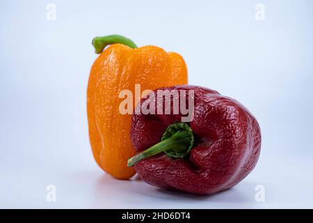 Alte zerknittert Paprika in einer vertikalen Position auf weißem Hintergrund Stockfoto