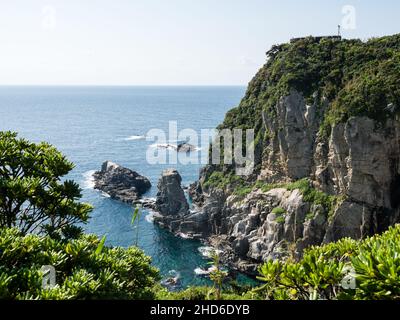 Dramatische Klippen von Cape Ashizuri mit Aussichtsplattform auf der Oberseite - Ashizurimisaki, Japan Stockfoto