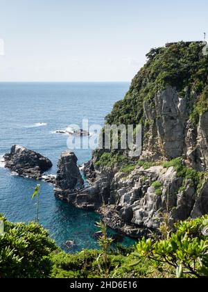 Dramatische Klippen von Cape Ashizuri mit Aussichtsplattform auf der Oberseite - Ashizurimisaki, Japan Stockfoto