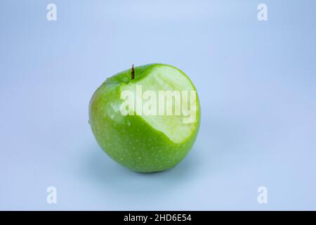 Grüner Apfel isolieren. Äpfel auf weißem Hintergrund. Stockfoto