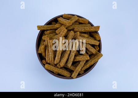 Salzige und würzige Keksstäbchen isoliert auf weißem Hintergrund. Draufsicht Stockfoto