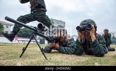 BEIHAI, CHINA - 4. JANUAR 2022 - Mitglieder der Spezialeinsatzkräfte trainieren am 4. Januar 2 in beihai, der Autonomen Region Guangxi Zhuang im Norden Chinas Stockfoto