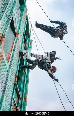 BEIHAI, CHINA - 4. JANUAR 2022 - Mitglieder der Spezialeinsatzkräfte trainieren am 4. Januar 2 in beihai, der Autonomen Region Guangxi Zhuang im Norden Chinas Stockfoto