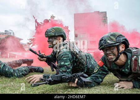 BEIHAI, CHINA - 4. JANUAR 2022 - Mitglieder der Spezialeinsatzkräfte trainieren am 4. Januar 2 in beihai, der Autonomen Region Guangxi Zhuang im Norden Chinas Stockfoto