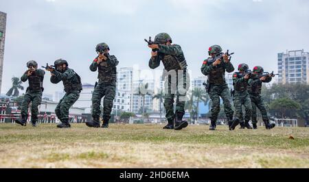 BEIHAI, CHINA - 4. JANUAR 2022 - Mitglieder der Spezialeinsatzkräfte trainieren am 4. Januar 2 in beihai, der Autonomen Region Guangxi Zhuang im Norden Chinas Stockfoto