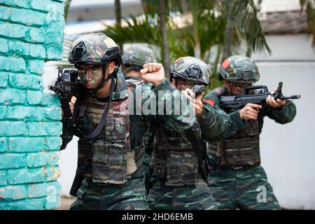 BEIHAI, CHINA - 4. JANUAR 2022 - Mitglieder der Spezialeinsatzkräfte trainieren am 4. Januar 2 in beihai, der Autonomen Region Guangxi Zhuang im Norden Chinas Stockfoto