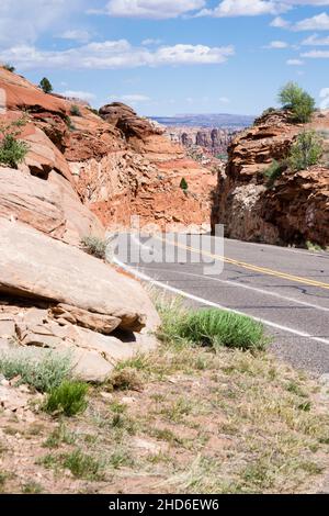 Highway 12 führt durch das Grand Staircase-Escalante National Monument in Utah, USA - in der Nähe des Erholungsgebiets Calf Creek Falls Stockfoto