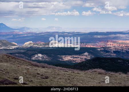Malerische Aussicht auf den Capitol Reef National Park von Larb Hollow über den Highway 12 im Grand Staircase-Escalante National Monument - Utah, USA Stockfoto