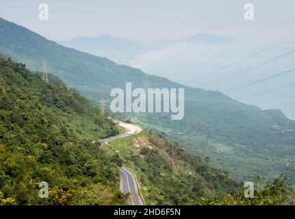 Landschaftlich schöner Blick von der Spitze des Hai Van Passes in Vietnam an einem nebligen Tag Stockfoto