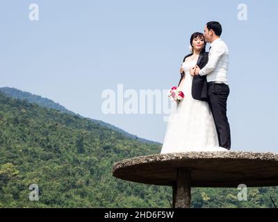 Provinz Thua Thien Hue, Vietnam - 13. März 2016: Das asiatische Paar posiert für Hochzeitsfotos auf dem malerischen Hai Van Pass Stockfoto