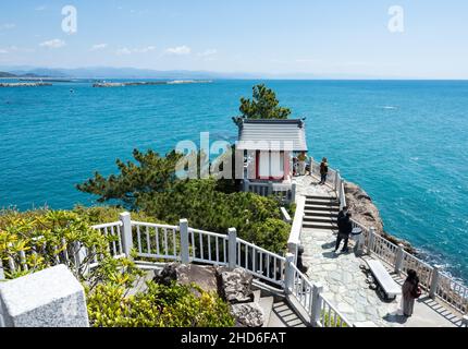 Kochi, Japan - 7. April 2018: Ryuogu-Schrein am Katsurahama-Strand, einem berühmten malerischen Ort am Stadtrand von Kochi Stockfoto