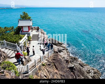 Kochi, Japan - 7. April 2018: Ryuogu-Schrein am Katsurahama-Strand, einem berühmten malerischen Ort am Stadtrand von Kochi Stockfoto