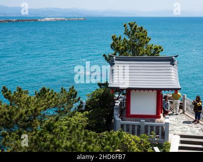 Kochi, Japan - 7. April 2018: Ryuogu-Schrein am Katsurahama-Strand, einem berühmten malerischen Ort am Stadtrand von Kochi Stockfoto