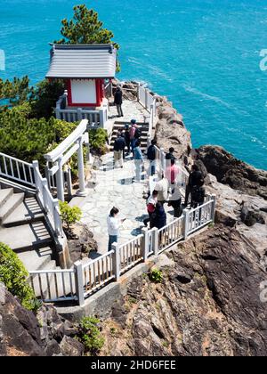 Kochi, Japan - 7. April 2018: Ryuogu-Schrein am Katsurahama-Strand, einem berühmten malerischen Ort am Stadtrand von Kochi Stockfoto