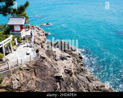 Kochi, Japan - 7. April 2018: Ryuogu-Schrein am Katsurahama-Strand, einem berühmten malerischen Ort am Stadtrand von Kochi Stockfoto