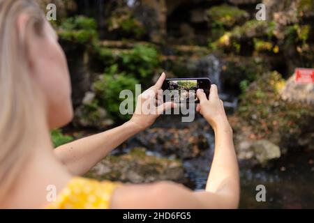 Tourist hält Handy Foto im Freien Stockfoto