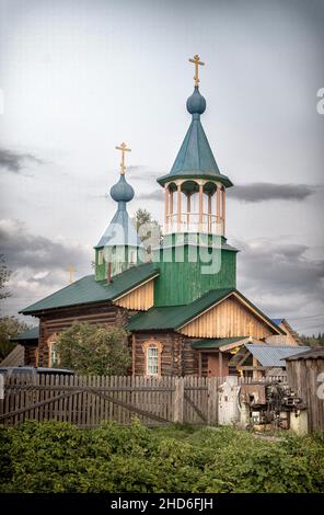 24th. August 2017, Russland, Region Tomsk, Holztempel der alten Gläubigen Kirche farbig Stockfoto