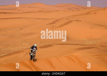 Al Qaysumah, Saudi-Arabien. 04th Januar 2022. 83 Jagu Julien (Fra), LG Rally Team, KTM450 Rally Factory Replica, Moto, W2RC, Aktion während der Etappe 3 der Rallye Dakar 2022 zwischen Al Qaysumah und Al Qaysumah, am 4th 2022. Januar in Al Qaysumah, Saudi-Arabien - Foto Florent Gooden / DPPI Credit: DPPI Media/Alamy Live News Stockfoto