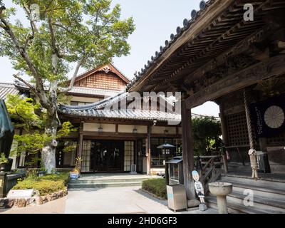 Tokushima, Japan - 3. April 2018: Auf dem Gelände von Dainichiji, Tempel Nummer 13 der Shikoku-Wallfahrt Stockfoto