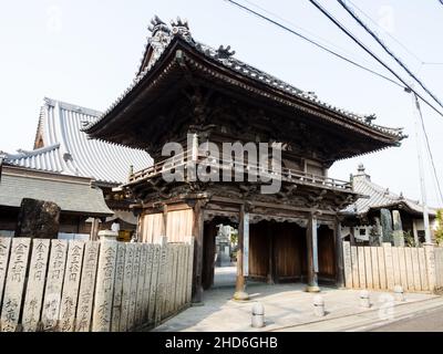 Tokushima, Japan - 3. April 2018: Eingang zu Kannonji, Tempel Nummer 16 der Shikoku-Wallfahrt Stockfoto