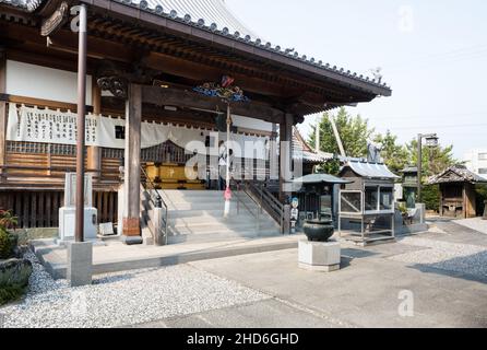 Tokushima, Japan - 3. April 2018: Auf dem Gelände von Kannonji, Tempel Nummer 16 der Shikoku-Wallfahrt Stockfoto