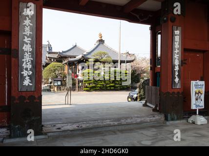 Tokushima, Japan - 3. April 2018: Eingang zu Idoji, Tempel Nummer 17 der Shikoku-Pilgerfahrt Stockfoto