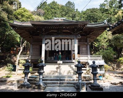 Komatsushima, Japan - 4. April 2018: Haupthalle von Onzanji, Tempel Nummer 18 der Shikoku-Wallfahrt Stockfoto