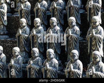 Komatsushima, Japan - 4. April 2018: Buddhistische Statuen auf dem Gelände von Onzanji, Tempel Nummer 18 der Shikoku-Pilgerfahrt Stockfoto