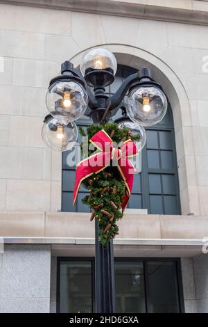 Ottawa, Kanada - 16. Dezember 2021: Straßenlaterne zu Weihnachten in der Innenstadt von Ottawa, Kanada, auf der Sparks St. Stockfoto