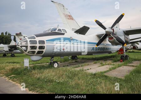 KIEW, UKRAINE - 01. AUGUST 2021: Aeroflot Antonov an-30 im Oleg Antonov State Aviation Museum ausgestellt Stockfoto