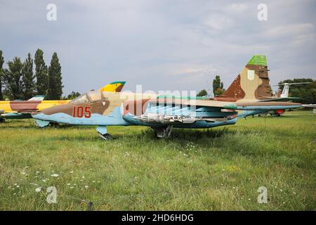 KIEW, UKRAINE - 01. AUGUST 2021: Ukrainische Luftwaffe Sukhoi Su-25 Frogfoot im Oleg Antonov State Aviation Museum ausgestellt Stockfoto