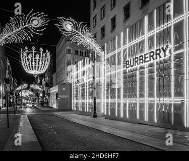 Burberry Boutique Store in einer ruhigen Bond Street während der Weihnachtszeit in London. Stockfoto