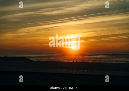 Sonnenuntergang am Atlantik, Costa Nova, Portugal. Hochwertige Fotos Stockfoto