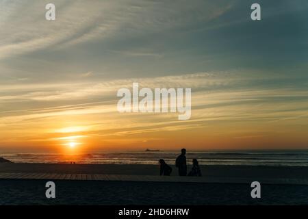 Sonnenuntergang am Atlantik, Costa Nova, Portugal. Hochwertige Fotos Stockfoto