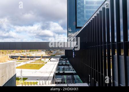 Madrid, Spanien - 5. Dezember 2021: IE University Campus in Cuatro Torres Business Area. Private Business School. Caleido Tower. Stockfoto