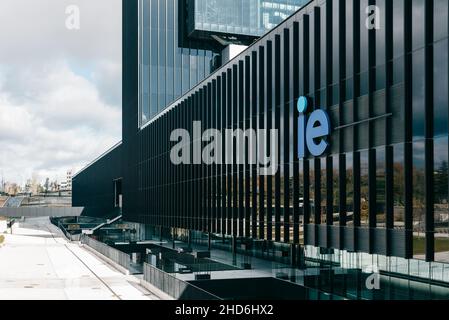 Madrid, Spanien - 5. Dezember 2021: IE University Campus in Cuatro Torres Business Area. Private Business School. Caleido Tower. Stockfoto