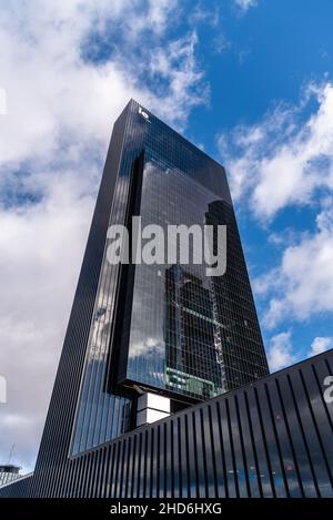 Madrid, Spanien - 5. Dezember 2021: HOCHHAUS DER IE University im Geschäftsviertel Cuatro Torres. Private Business School. Caleido Tower. Wolkenkratzer Stockfoto