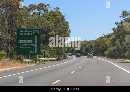 Fahren Sie auf dem M31 Hume Highway in der Nähe von Bargo, New South Wales, in Richtung Süden zur Ausfahrt Avon Dam Rd Stockfoto