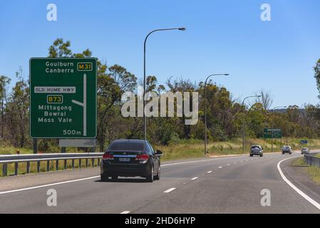 Fahren Sie an der Abfahrt B73 Old Hume Highway auf der Autobahn M31 in Richtung Süden ab Stockfoto